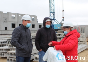 Союз профессиональных строителей вручил защитные маски строителям Заполярья